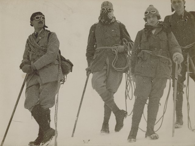 Quatre alpinistes dans la neige