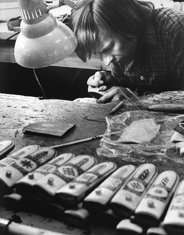 Fabrication d'étuis à couteaux, Suède