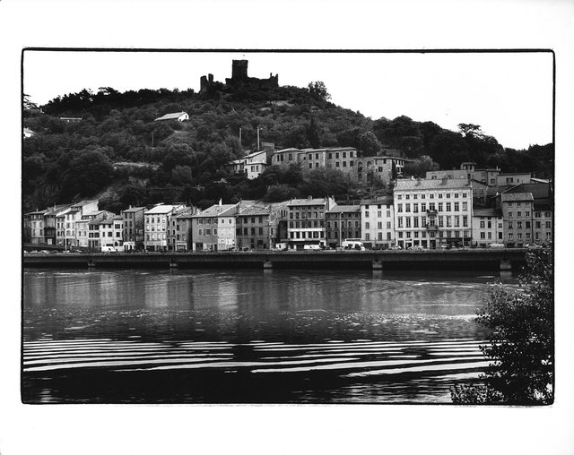 Quai Pajot et les ruines du Château de la Bâtie, Vienne