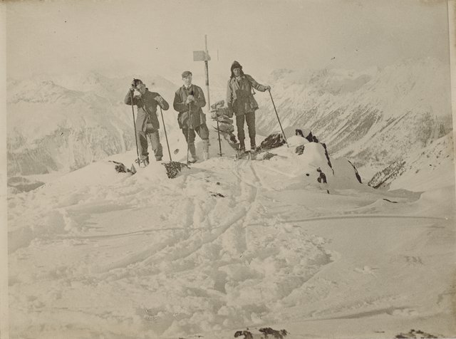 Skieurs au sommet, région Mont-Blanc - Chamonix
